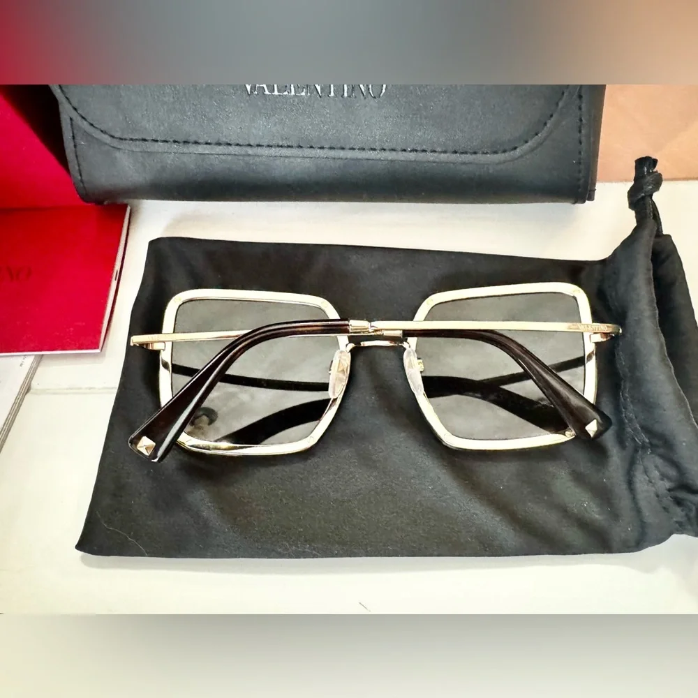 New Valentino Garavani Sunglasses - Picture 4 of 7